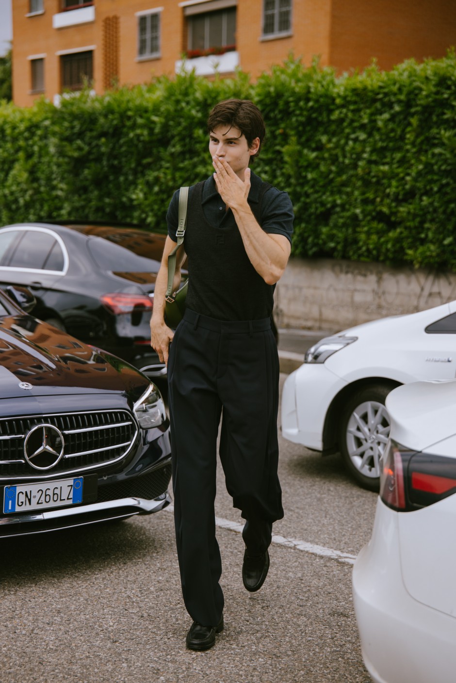 Milano Erkek Moda Haftası İlkbahar/Yaz 2025 Sokak Stili