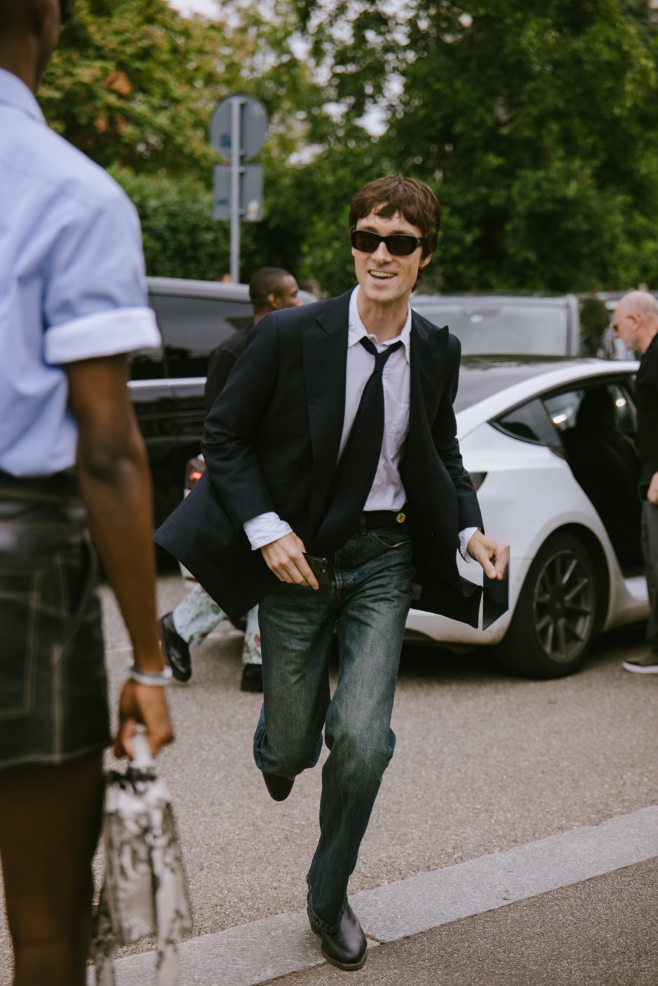 Milano Erkek Moda Haftası İlkbahar/Yaz 2025 Sokak Stili