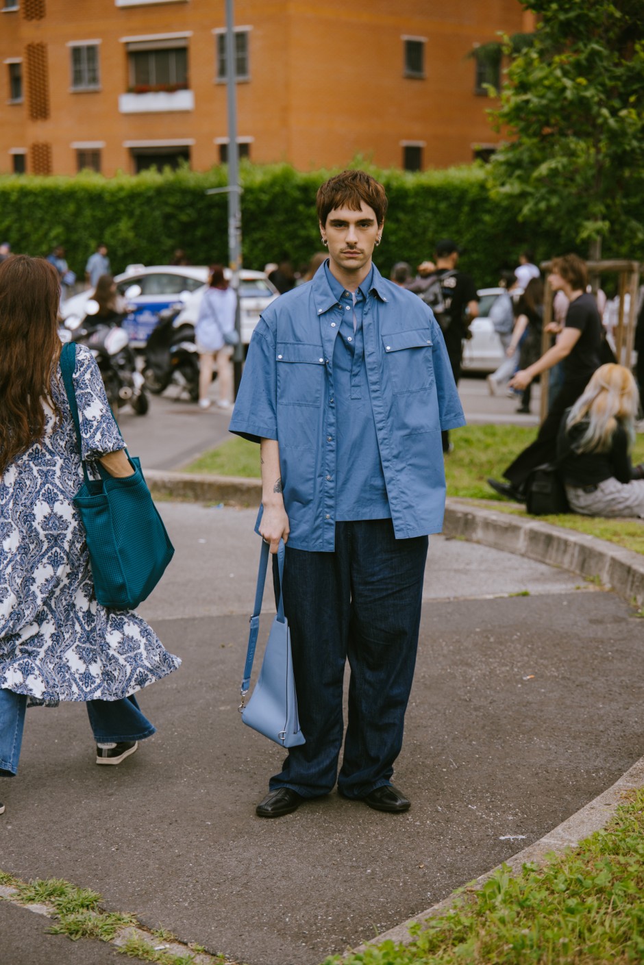 Milano Erkek Moda Haftası İlkbahar/Yaz 2025 Sokak Stili