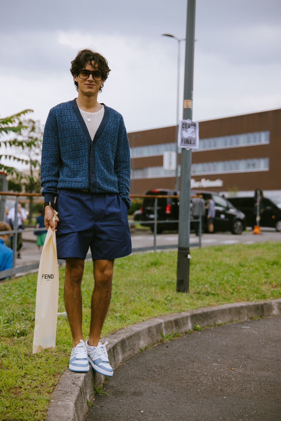 Milano Erkek Moda Haftası İlkbahar/Yaz 2025 Sokak Stili