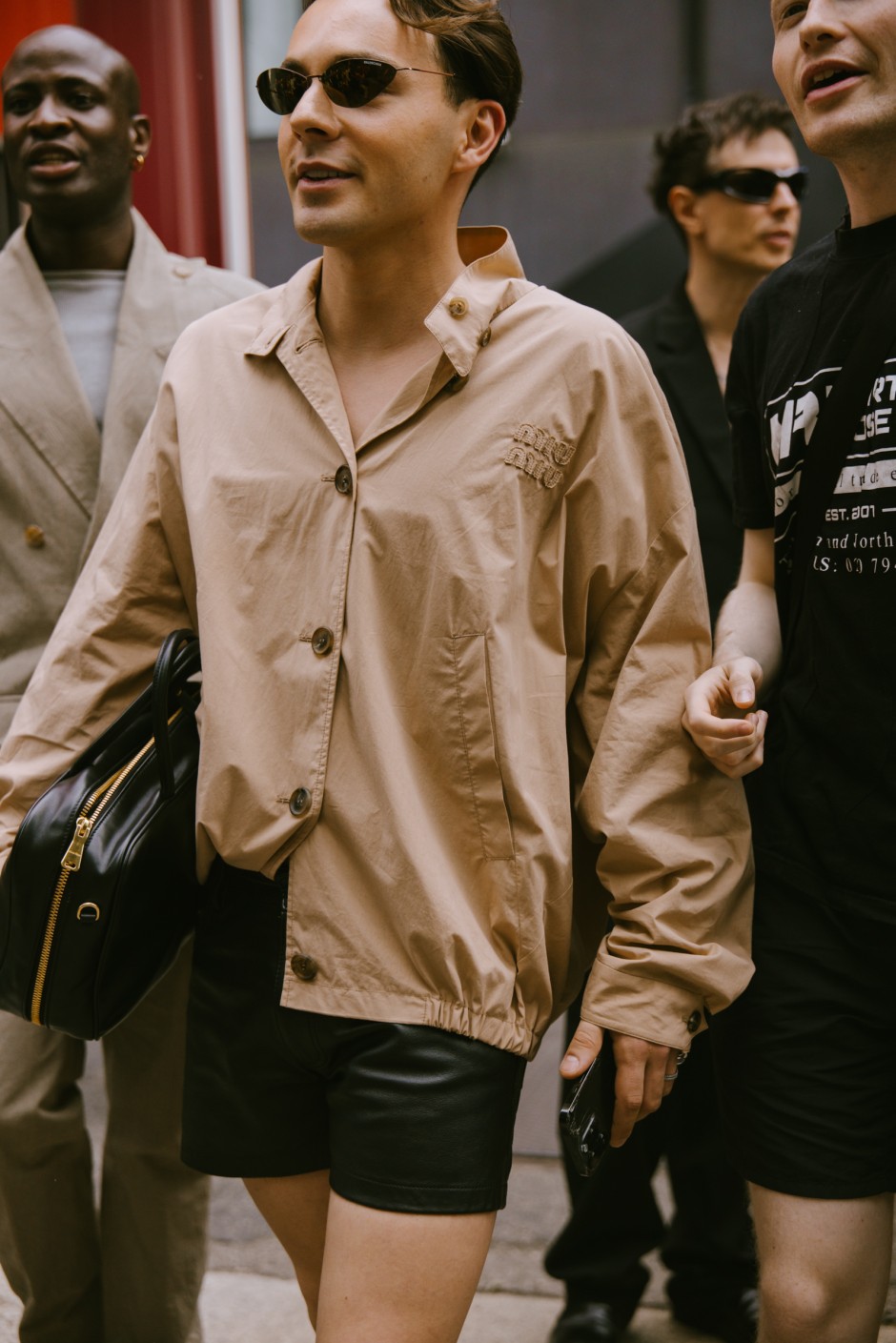 Milano Erkek Moda Haftası İlkbahar/Yaz 2025 Sokak Stili