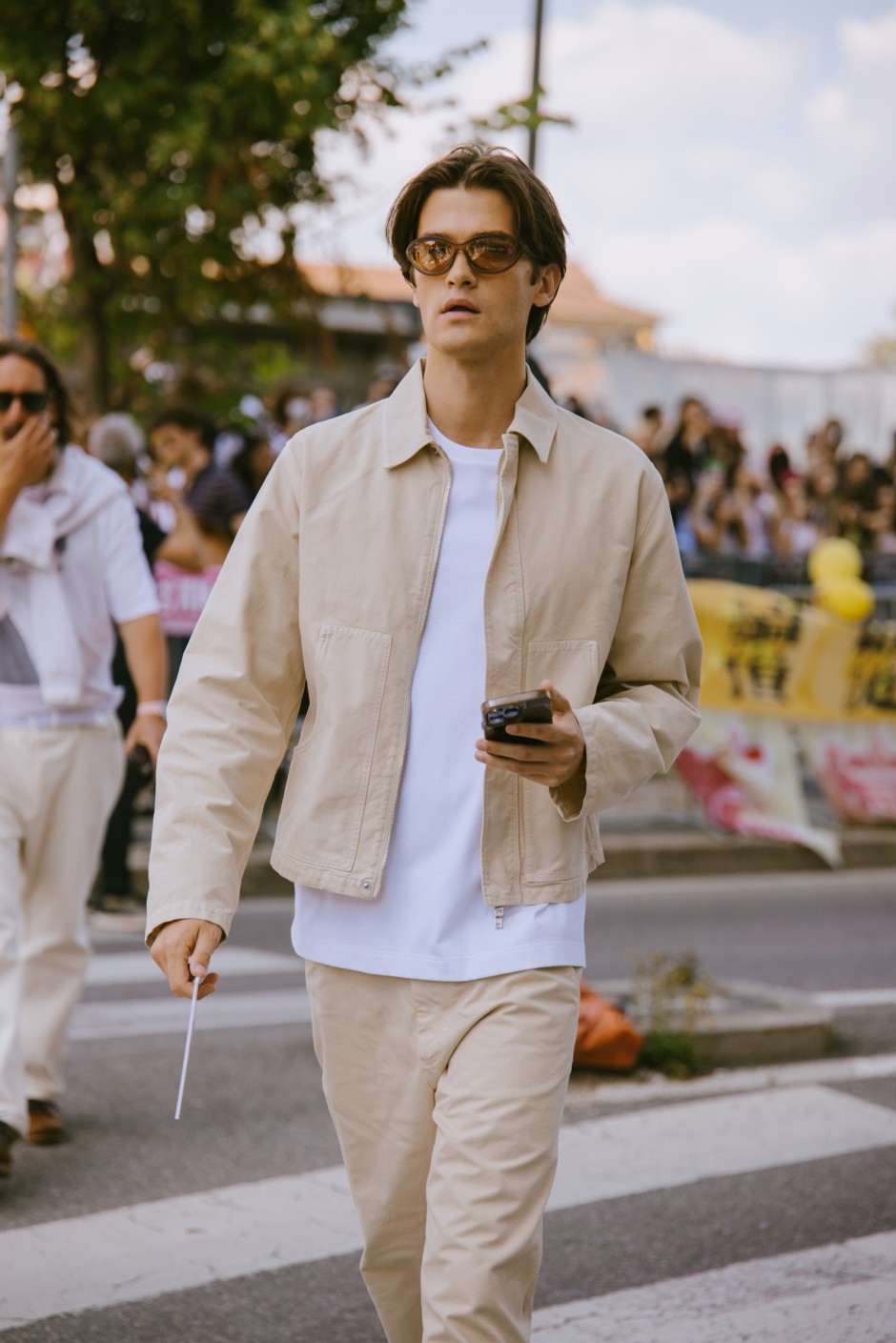 Milano Erkek Moda Haftası İlkbahar/Yaz 2025 Sokak Stili
