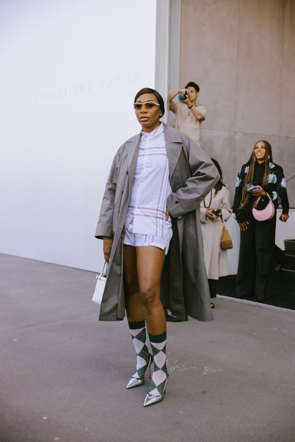 Milano Erkek Moda Haftası İlkbahar/Yaz 2025 Sokak Stili