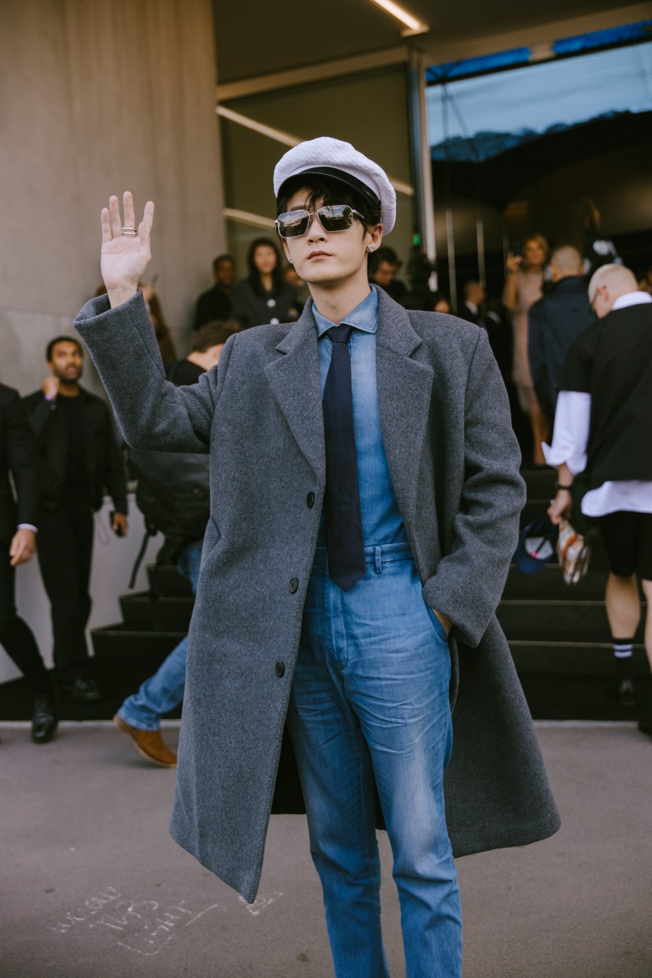 Milano Erkek Moda Haftası İlkbahar/Yaz 2025 Sokak Stili