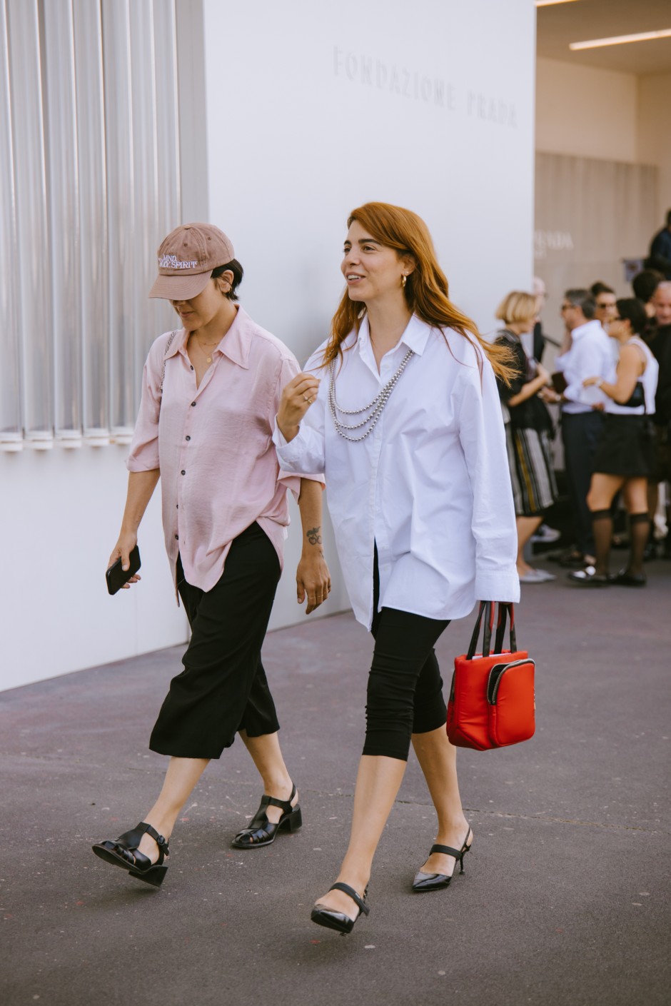 Milano Erkek Moda Haftası İlkbahar/Yaz 2025 Sokak Stili