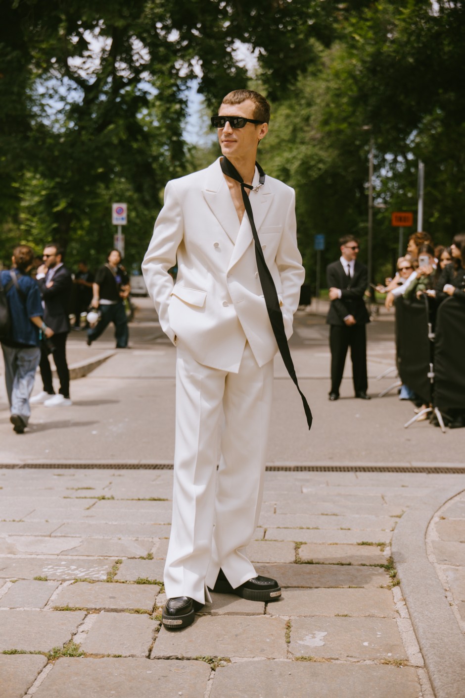 Milano Erkek Moda Haftası İlkbahar/Yaz 2025 Sokak Stili