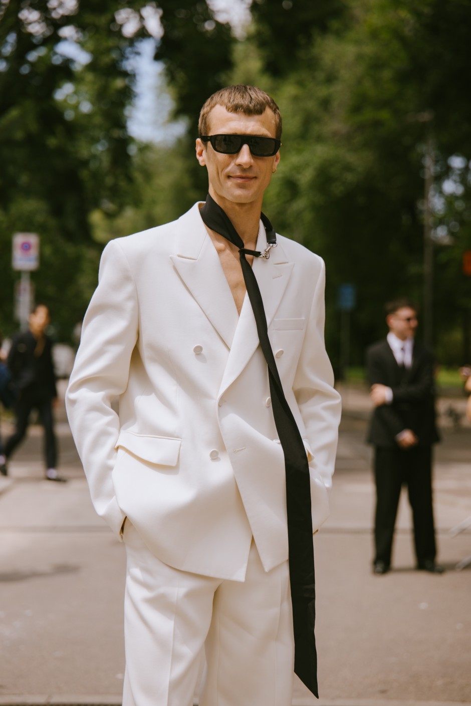 Milano Erkek Moda Haftası İlkbahar/Yaz 2025 Sokak Stili