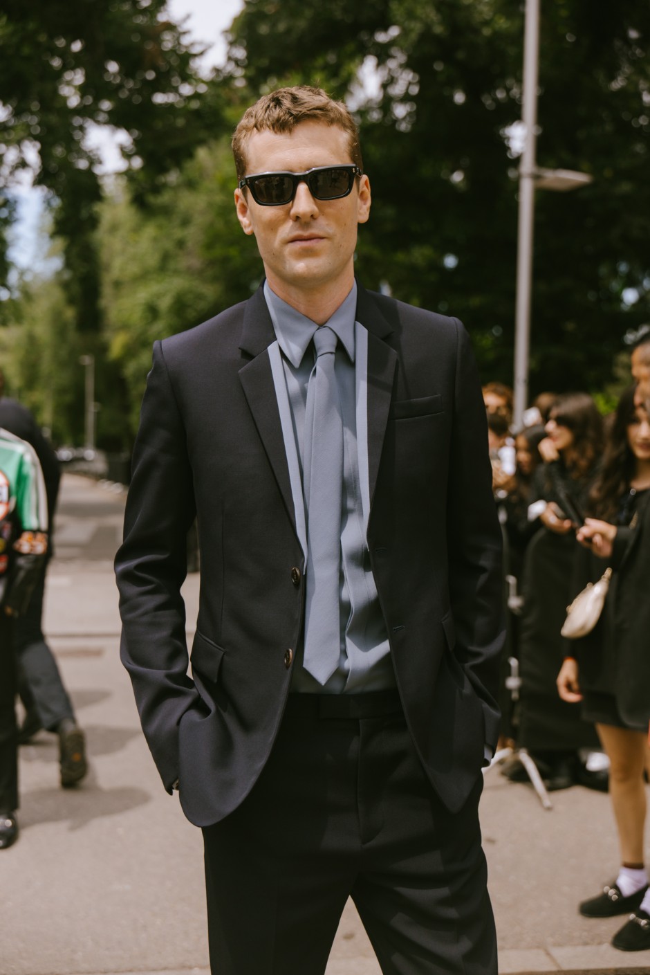 Milano Erkek Moda Haftası İlkbahar/Yaz 2025 Sokak Stili