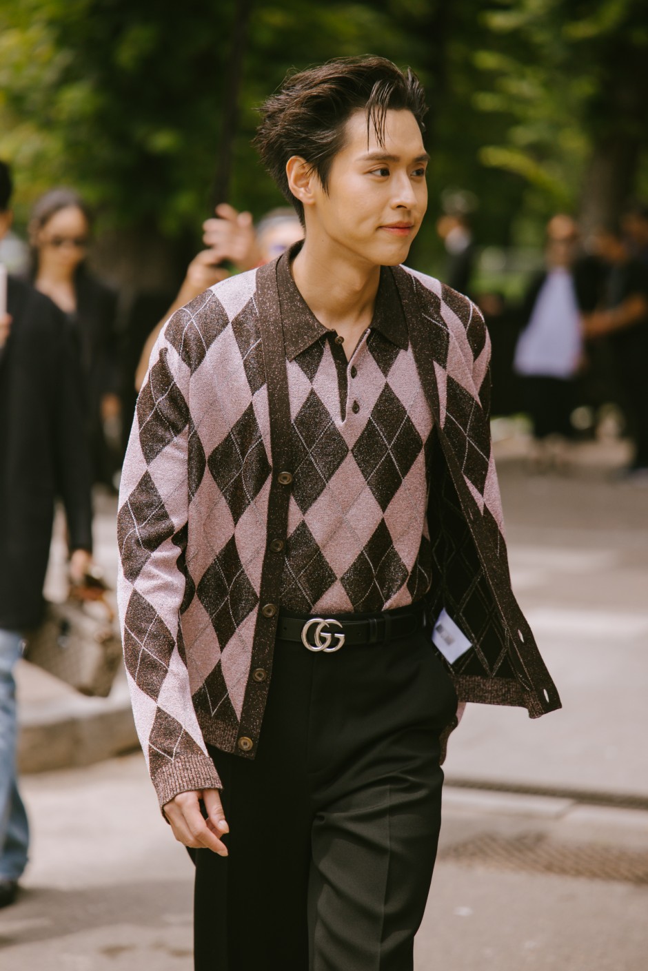 Milano Erkek Moda Haftası İlkbahar/Yaz 2025 Sokak Stili