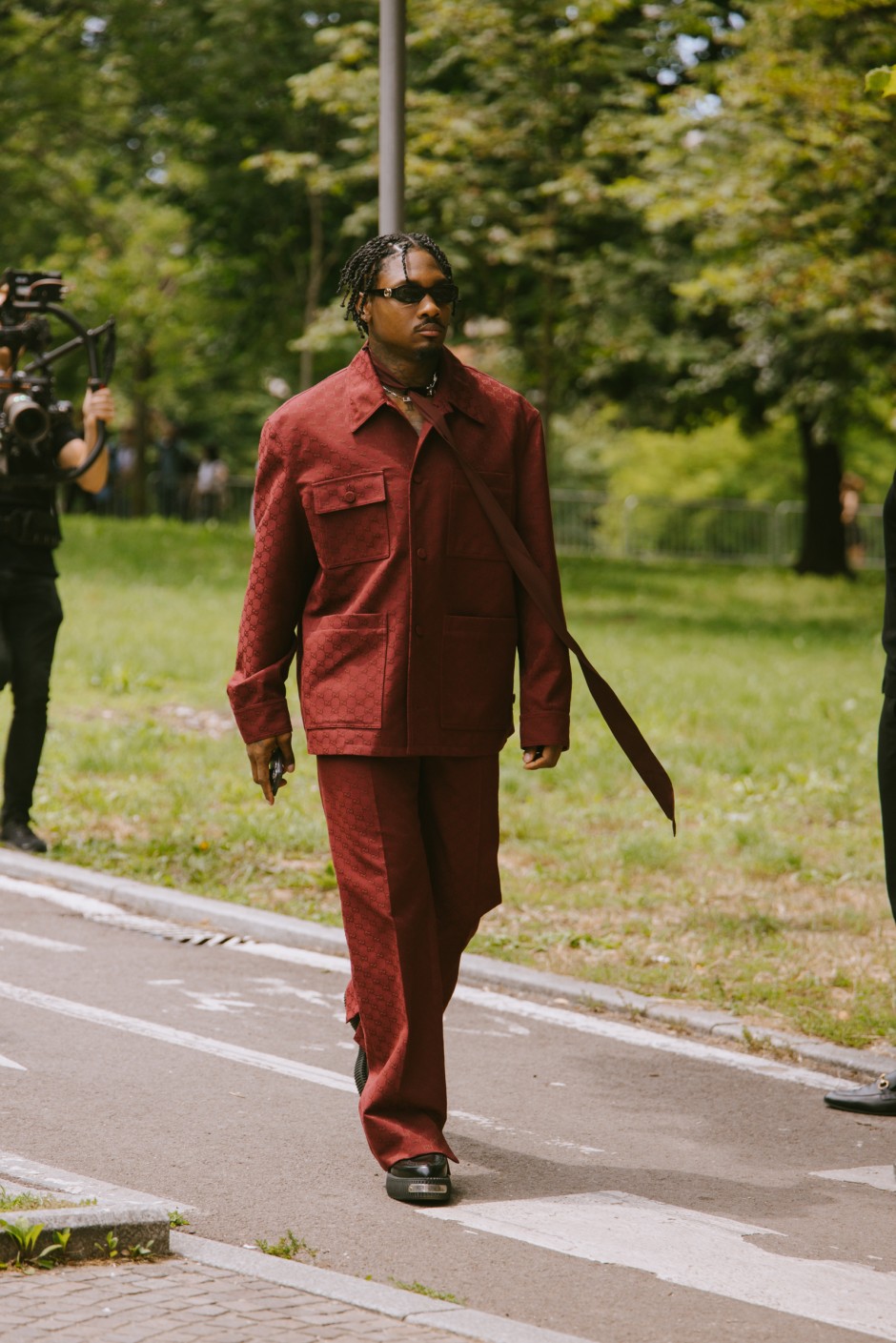 Milano Erkek Moda Haftası İlkbahar/Yaz 2025 Sokak Stili