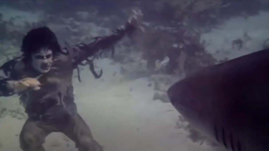 Zombi 2'den zombilerle dövüşen köpekbalığı