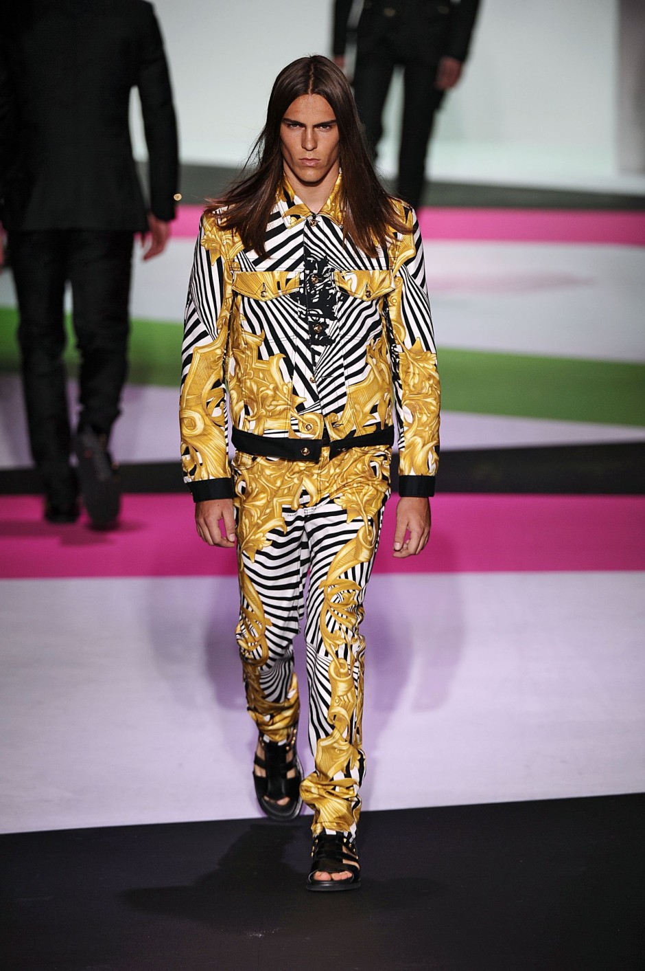 Donatella Versace'nin Vahşi, Sınırsız, Göz Alıcı Saltanatını Tanımlayan 30 Görünüm