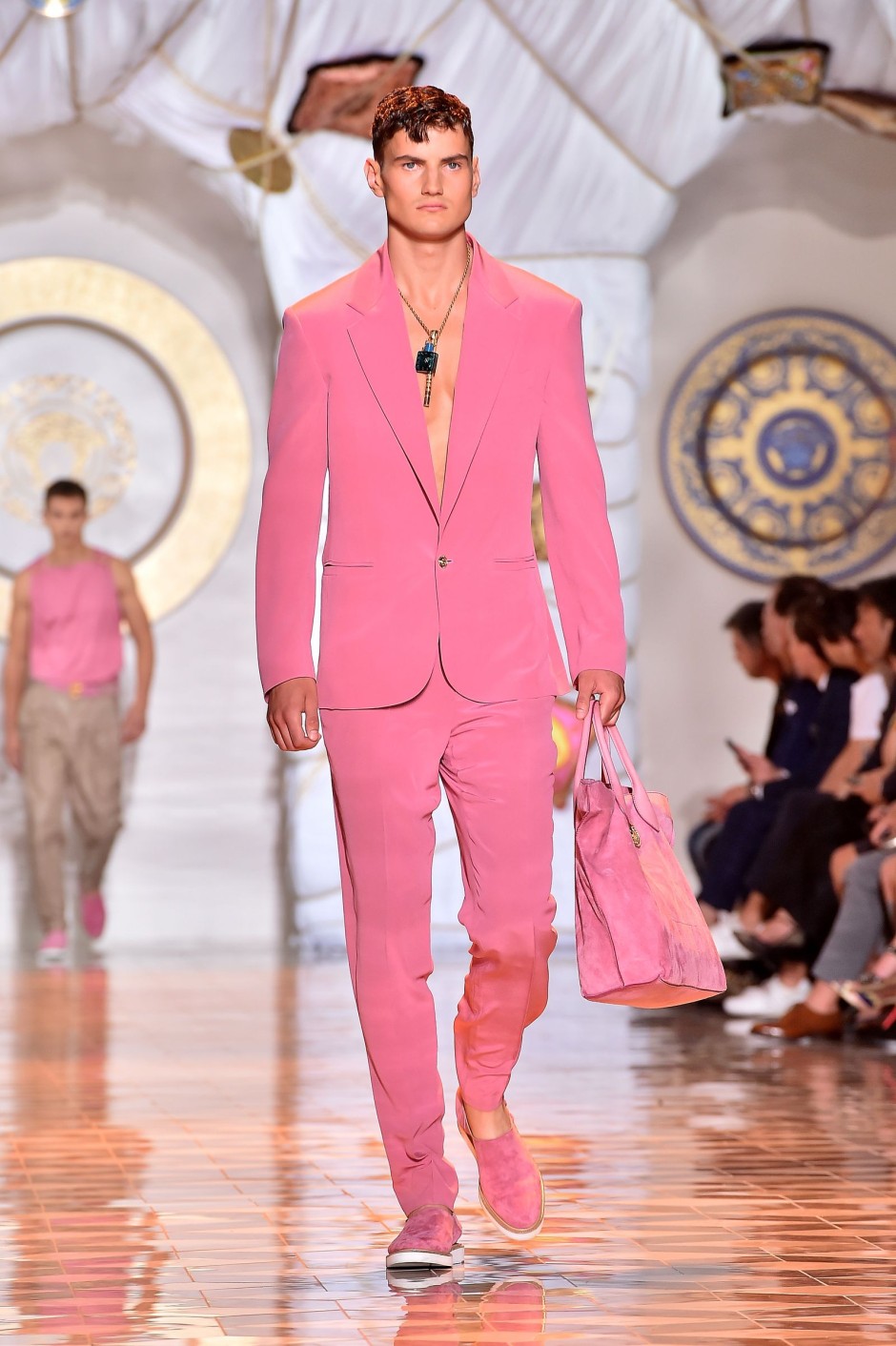 Donatella Versace'nin Vahşi, Sınırsız, Göz Alıcı Saltanatını Tanımlayan 30 Görünüm