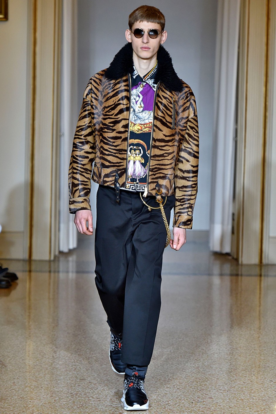 Donatella Versace'nin Vahşi, Sınırsız, Göz Alıcı Saltanatını Tanımlayan 30 Görünüm