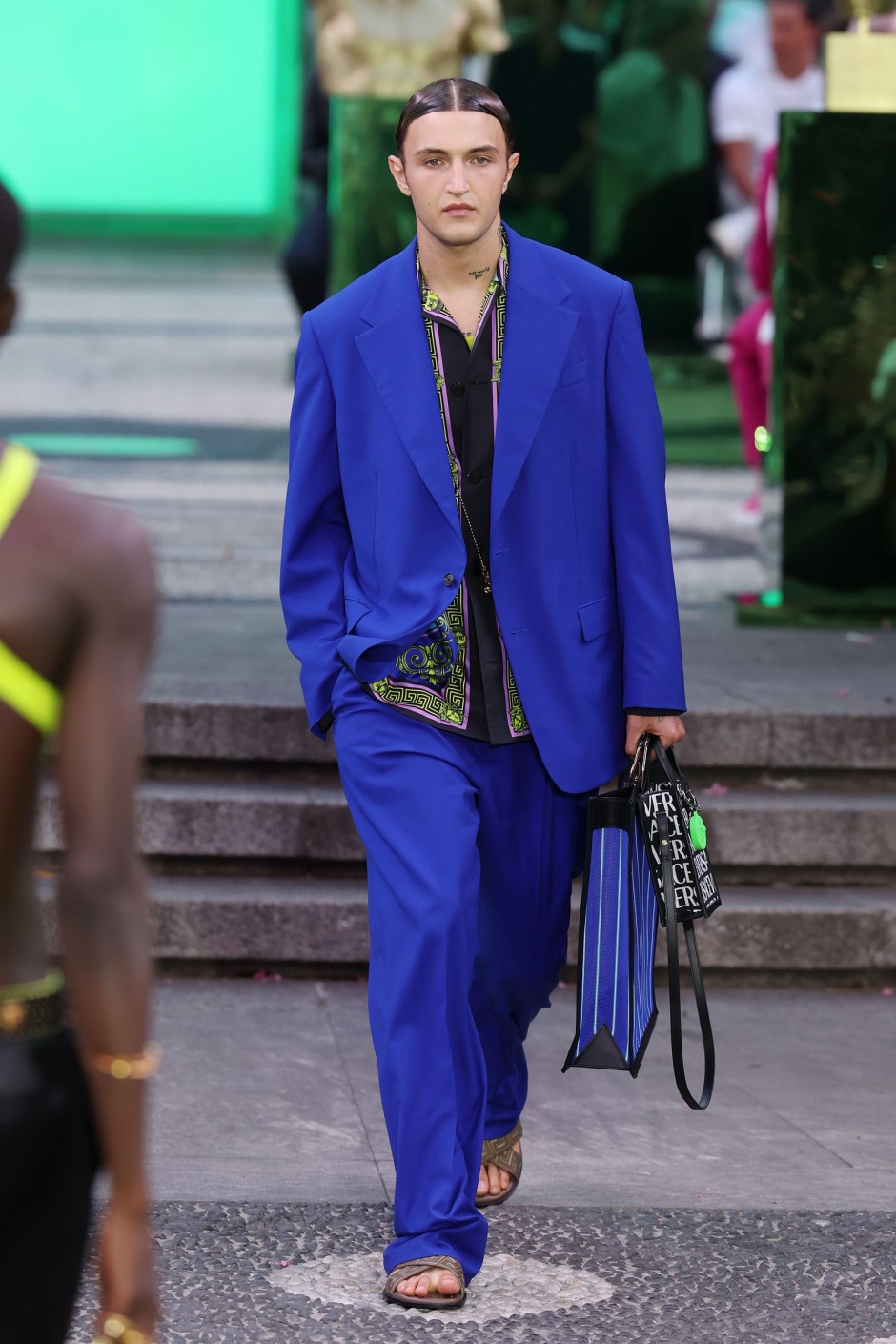 Donatella Versace'nin Vahşi, Sınırsız, Göz Alıcı Saltanatını Tanımlayan 30 Görünüm