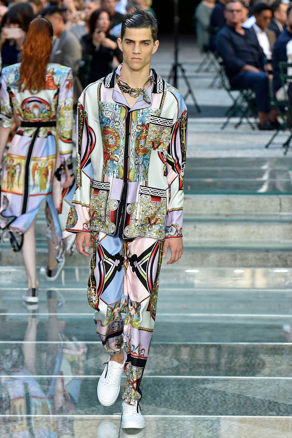 Donatella Versace'nin Vahşi, Sınırsız, Göz Alıcı Saltanatını Tanımlayan 30 Görünüm