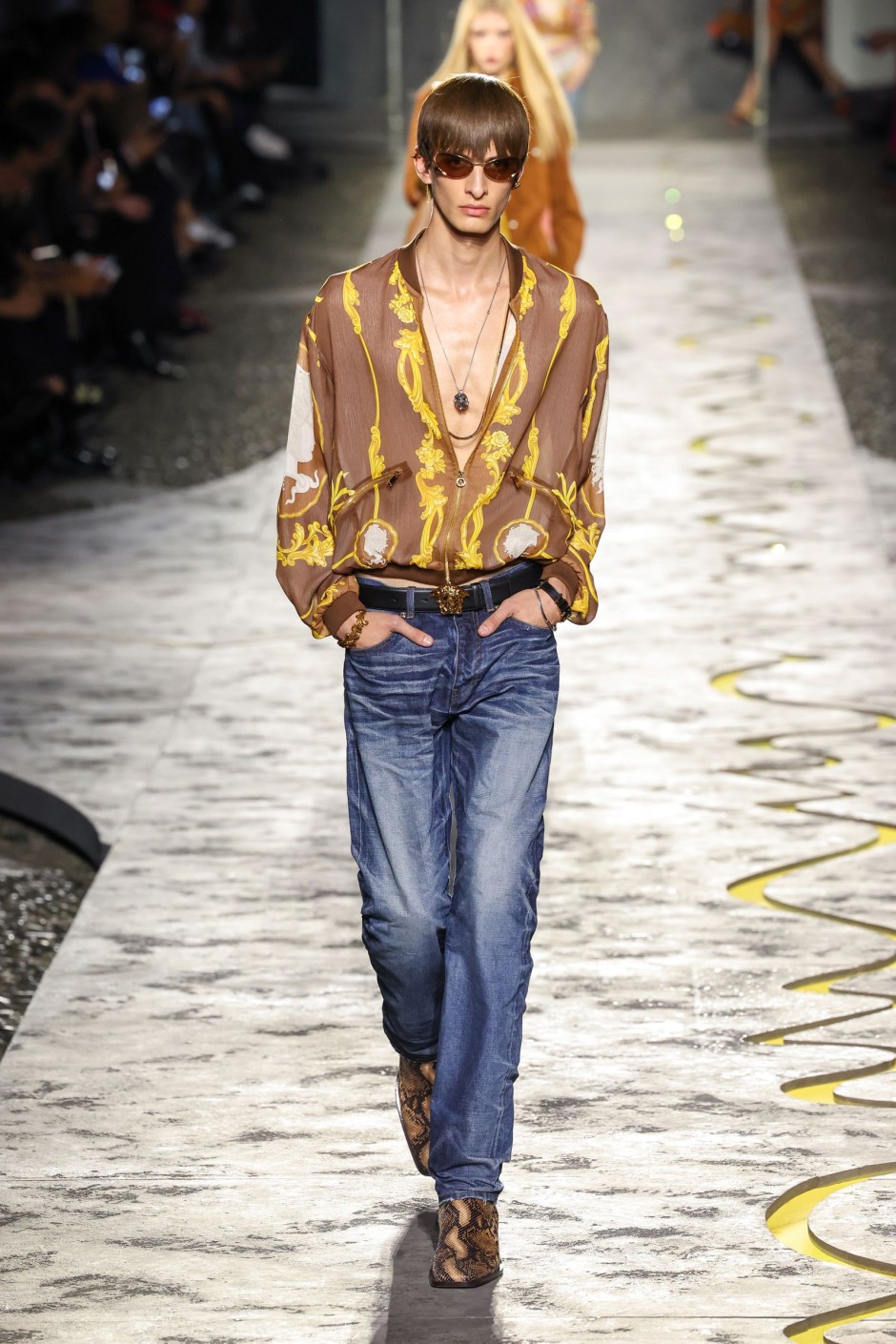 Donatella Versace'nin Vahşi, Sınırsız, Göz Alıcı Saltanatını Tanımlayan 30 Görünüm