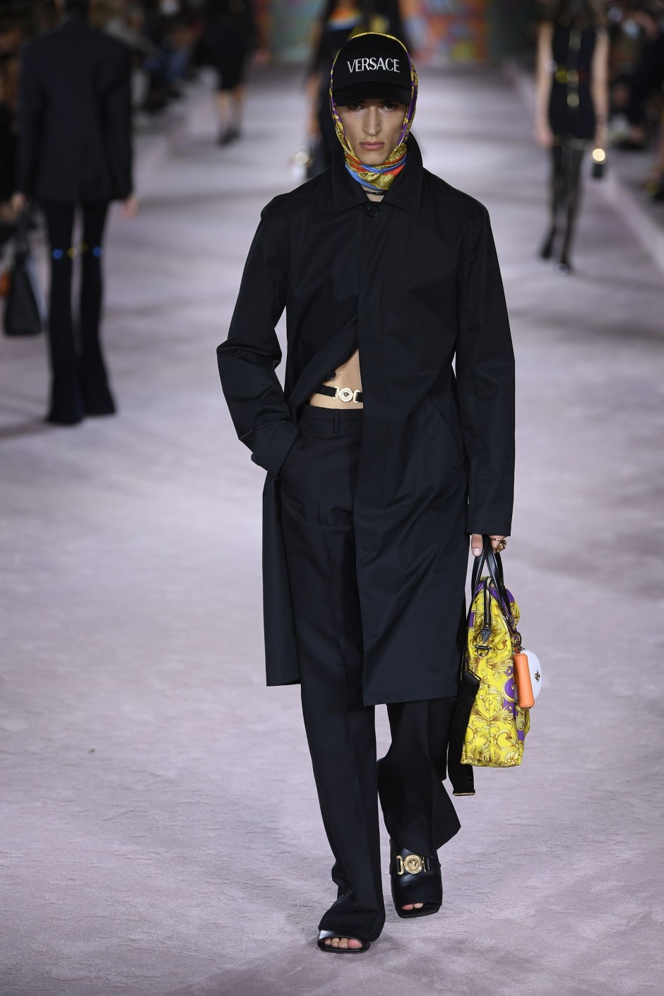 Donatella Versace'nin Vahşi, Sınırsız, Göz Alıcı Saltanatını Tanımlayan 30 Görünüm