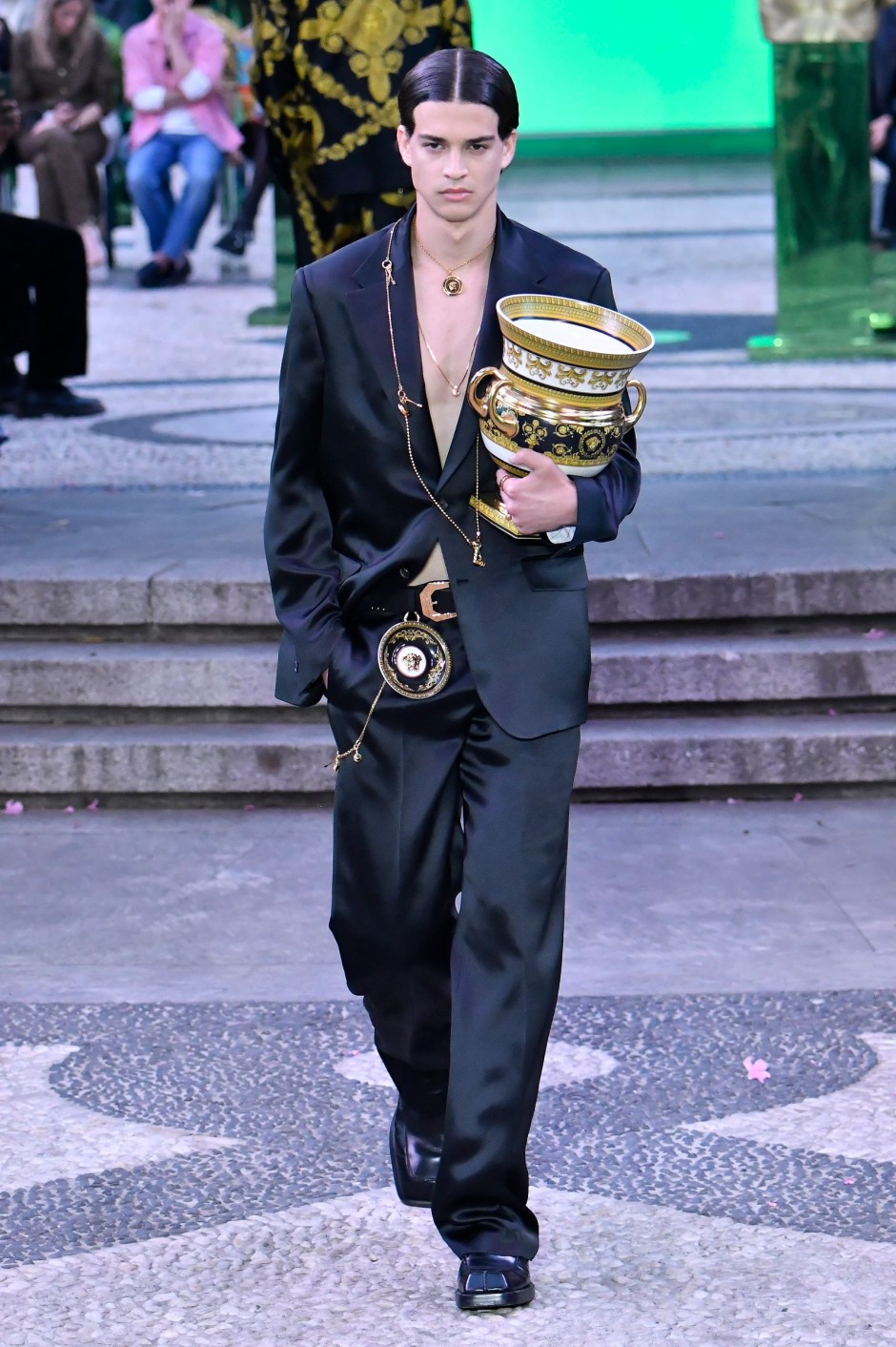 Donatella Versace'nin Vahşi, Sınırsız, Göz Alıcı Saltanatını Tanımlayan 30 Görünüm