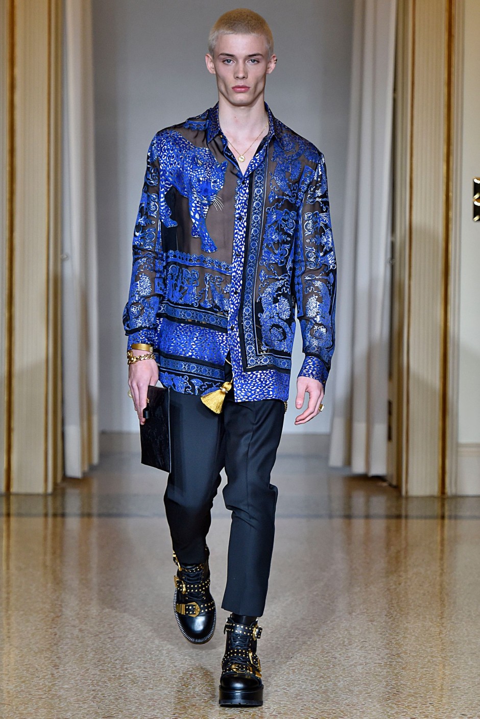 Donatella Versace'nin Vahşi, Sınırsız, Göz Alıcı Saltanatını Tanımlayan 30 Görünüm