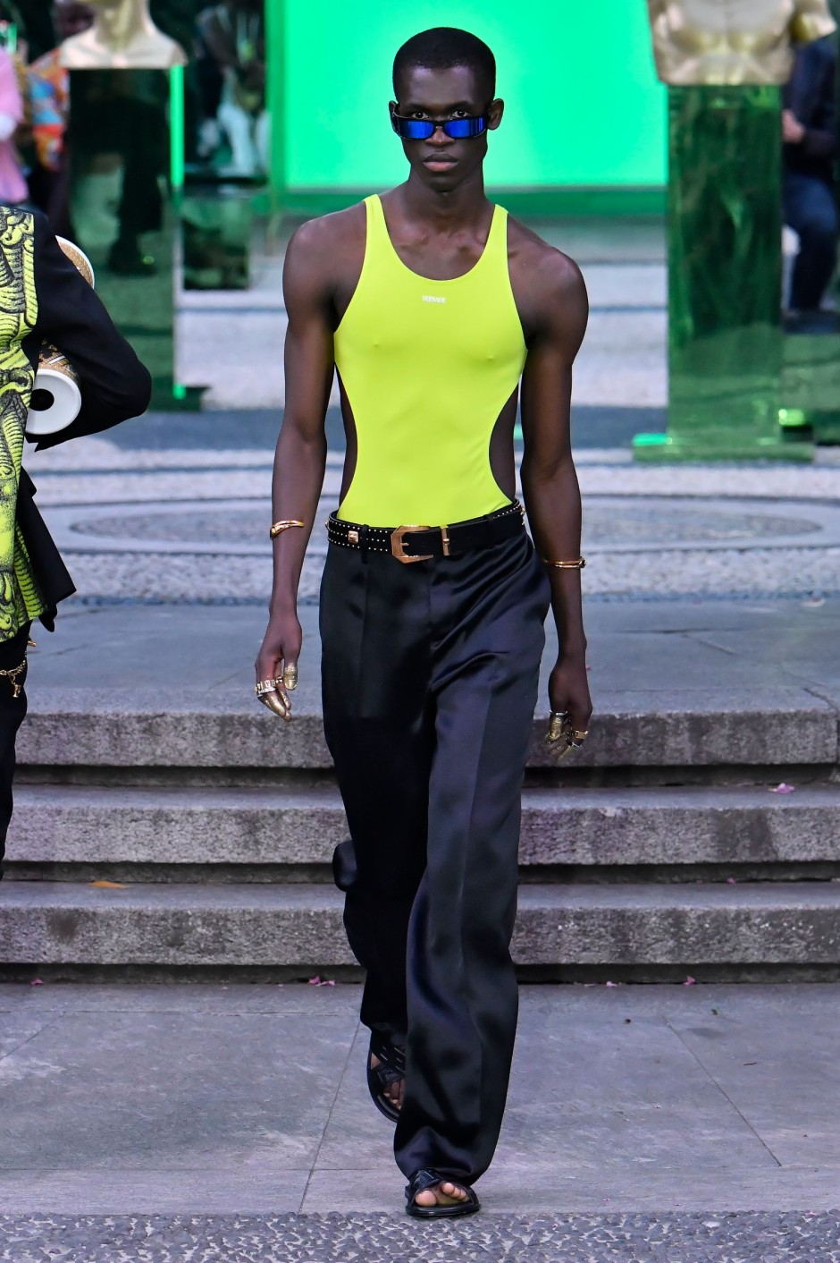 Donatella Versace'nin Vahşi, Sınırsız, Göz Alıcı Saltanatını Tanımlayan 30 Görünüm