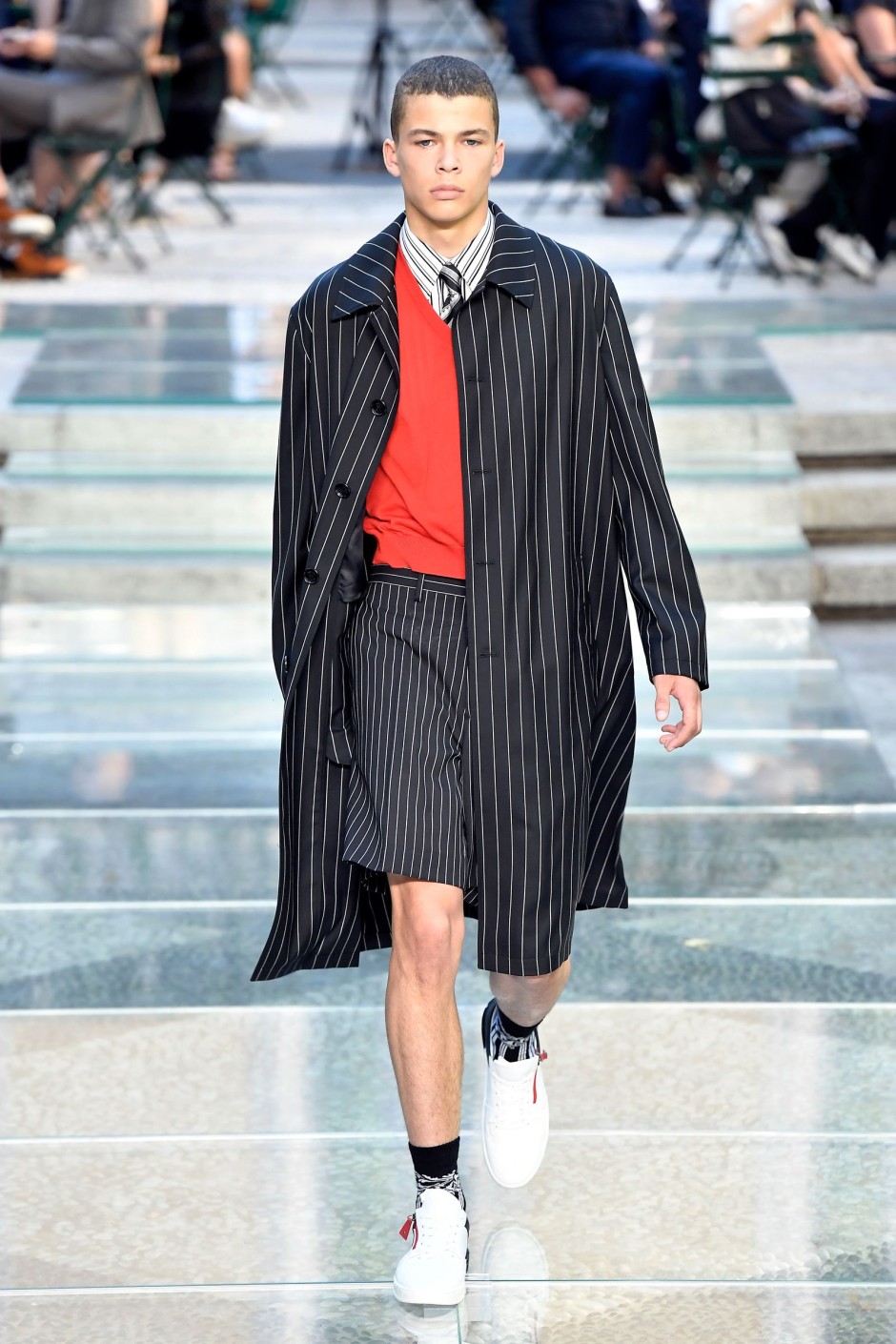 Donatella Versace'nin Vahşi, Sınırsız, Göz Alıcı Saltanatını Tanımlayan 30 Görünüm