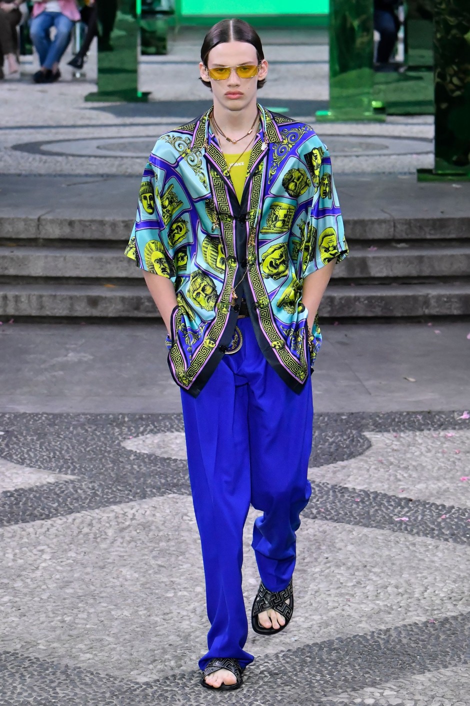 Donatella Versace'nin Vahşi, Sınırsız, Göz Alıcı Saltanatını Tanımlayan 30 Görünüm