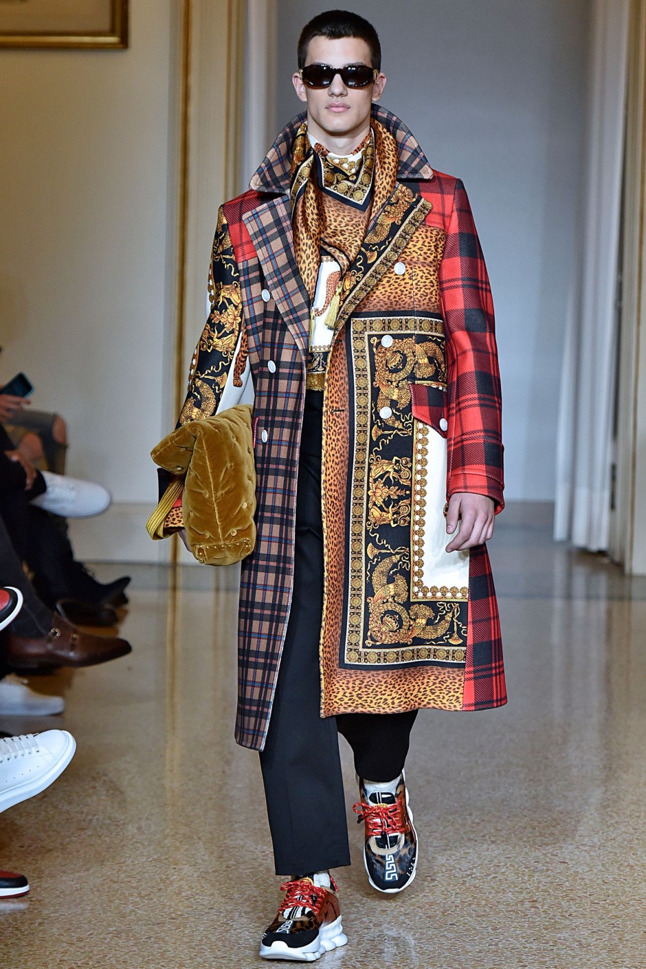 Donatella Versace'nin Vahşi, Sınırsız, Göz Alıcı Saltanatını Tanımlayan 30 Görünüm