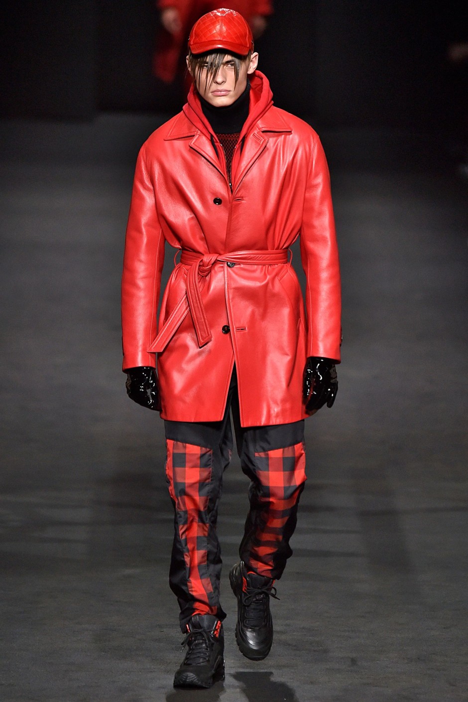 Donatella Versace'nin Vahşi, Sınırsız, Göz Alıcı Saltanatını Tanımlayan 30 Görünüm