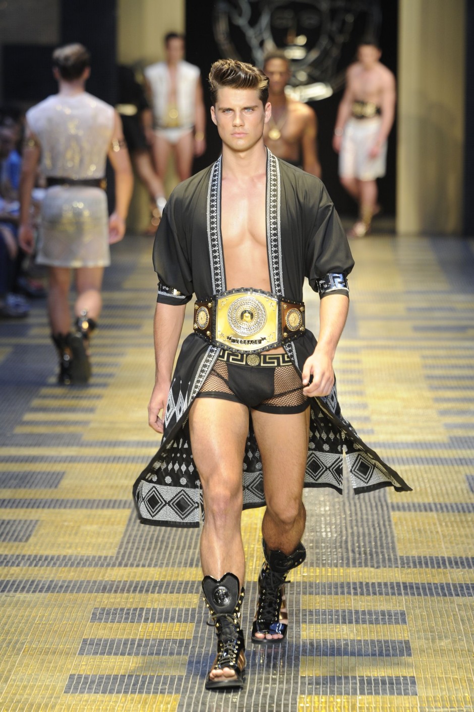 Donatella Versace'nin Vahşi, Sınırsız, Göz Alıcı Saltanatını Tanımlayan 30 Görünüm