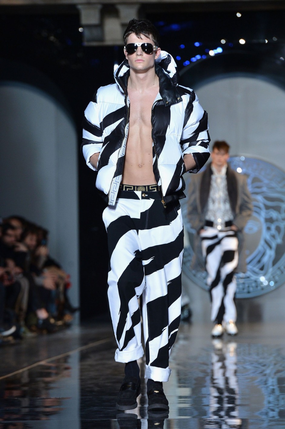 Donatella Versace'nin Vahşi, Sınırsız, Göz Alıcı Saltanatını Tanımlayan 30 Görünüm