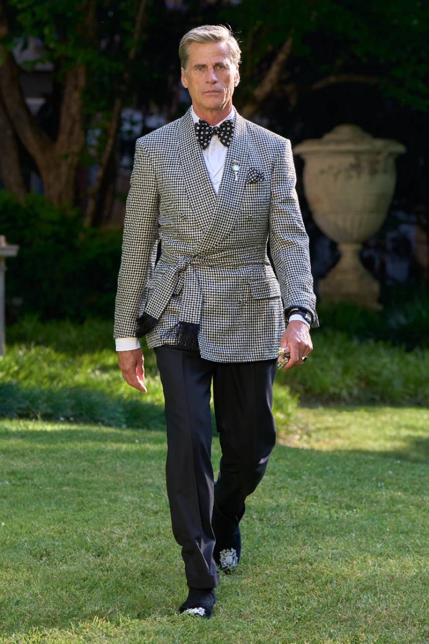 Neden Prada, Son Erkek Koleksiyonunda Pantolonsuzluğa Gitti?