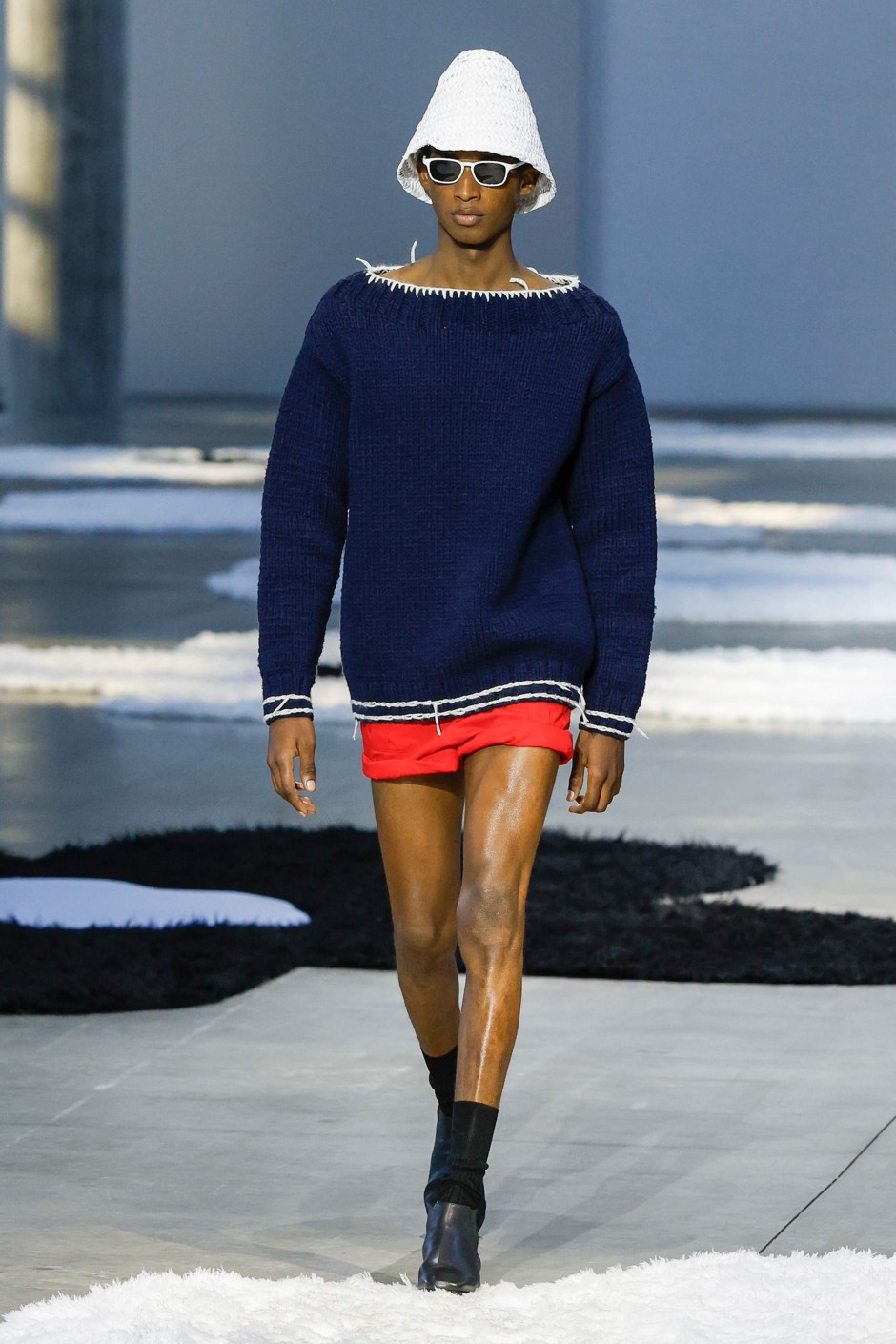 Neden Prada, Son Erkek Koleksiyonunda Pantolonsuzluğa Gitti?