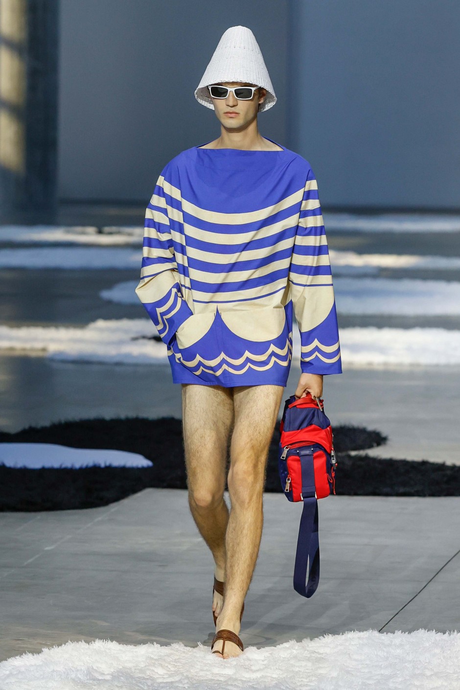 Neden Prada, Son Erkek Koleksiyonunda Pantolonsuzluğa Gitti?