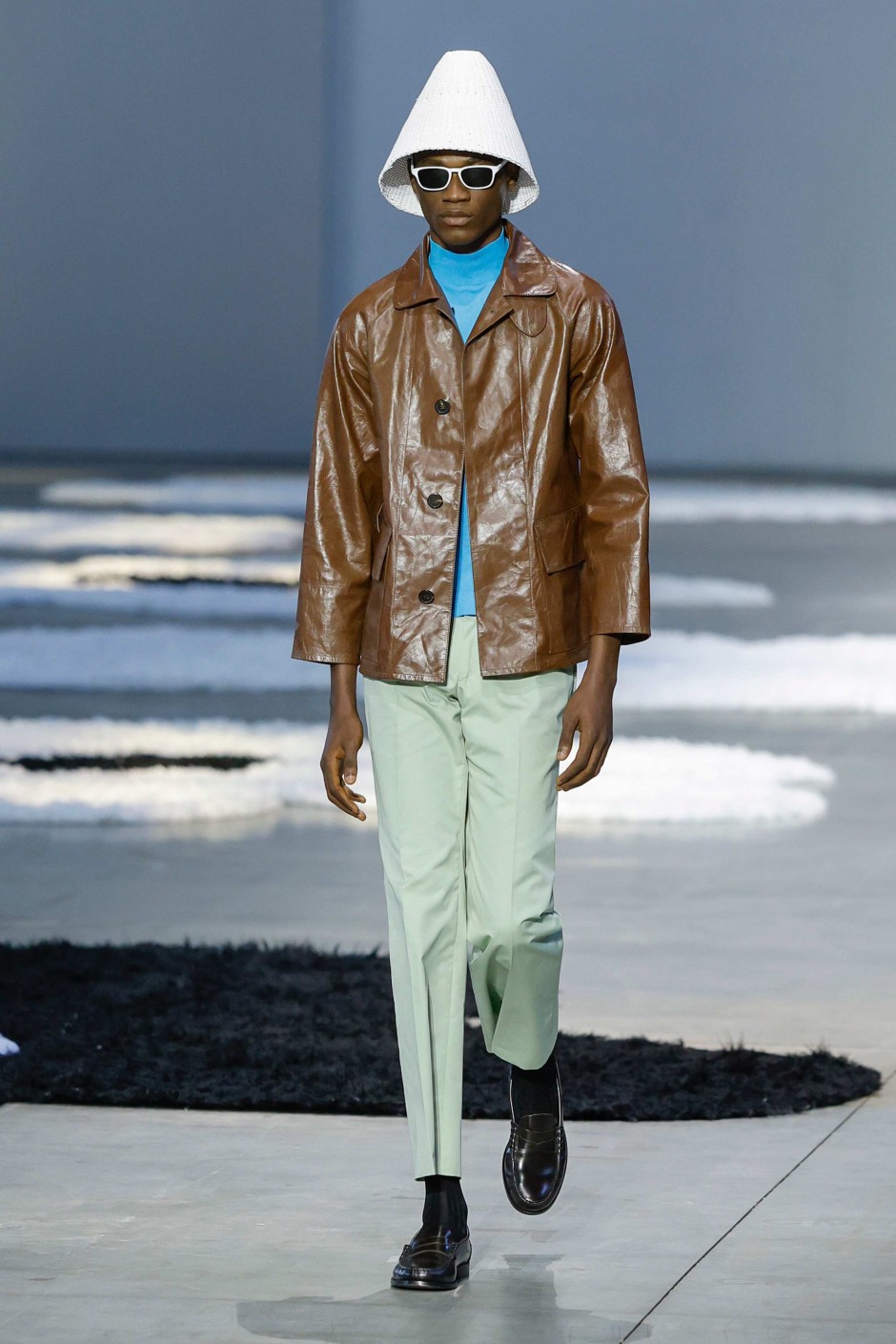 Neden Prada, Son Erkek Koleksiyonunda Pantolonsuzluğa Gitti?