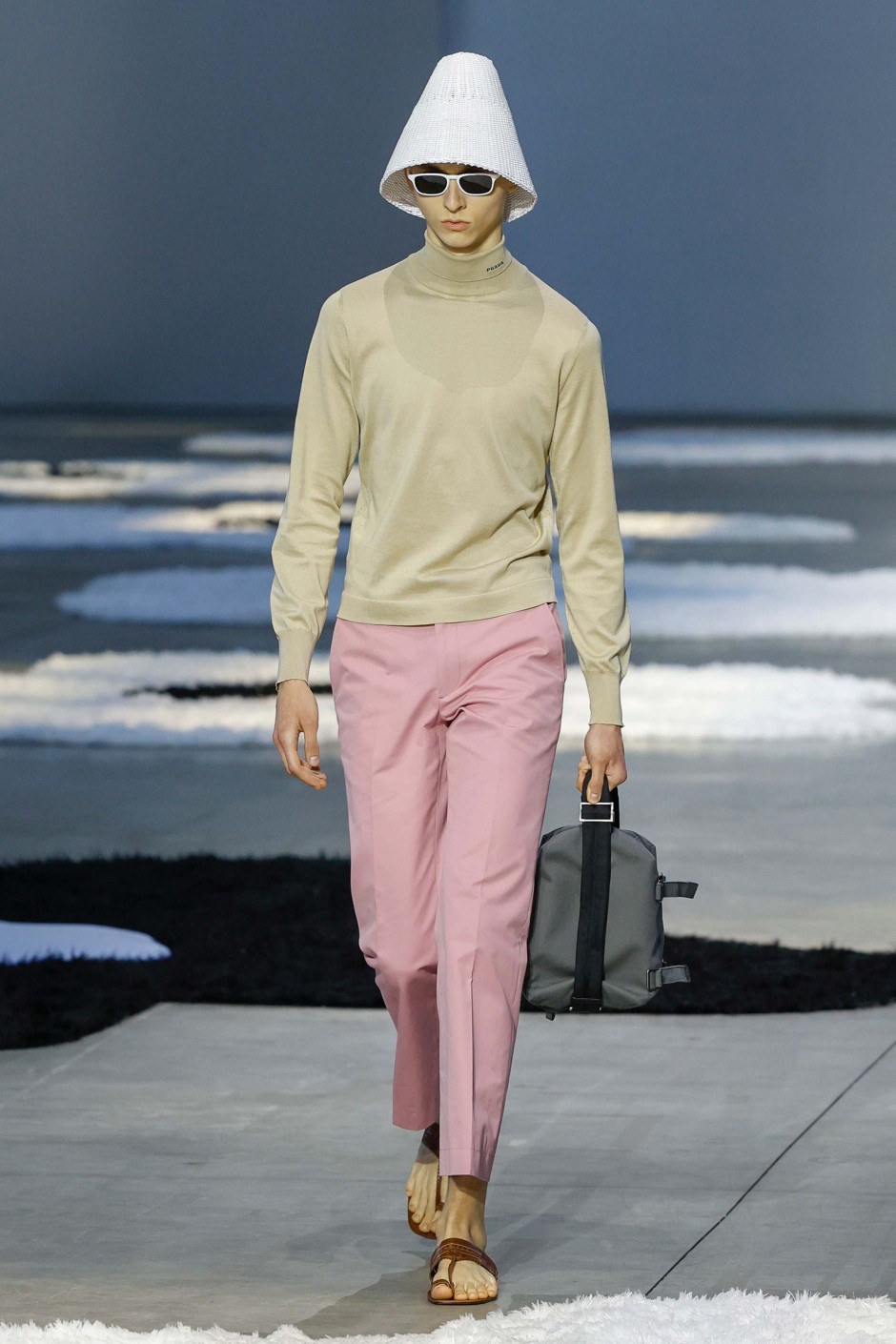 Neden Prada, Son Erkek Koleksiyonunda Pantolonsuzluğa Gitti?