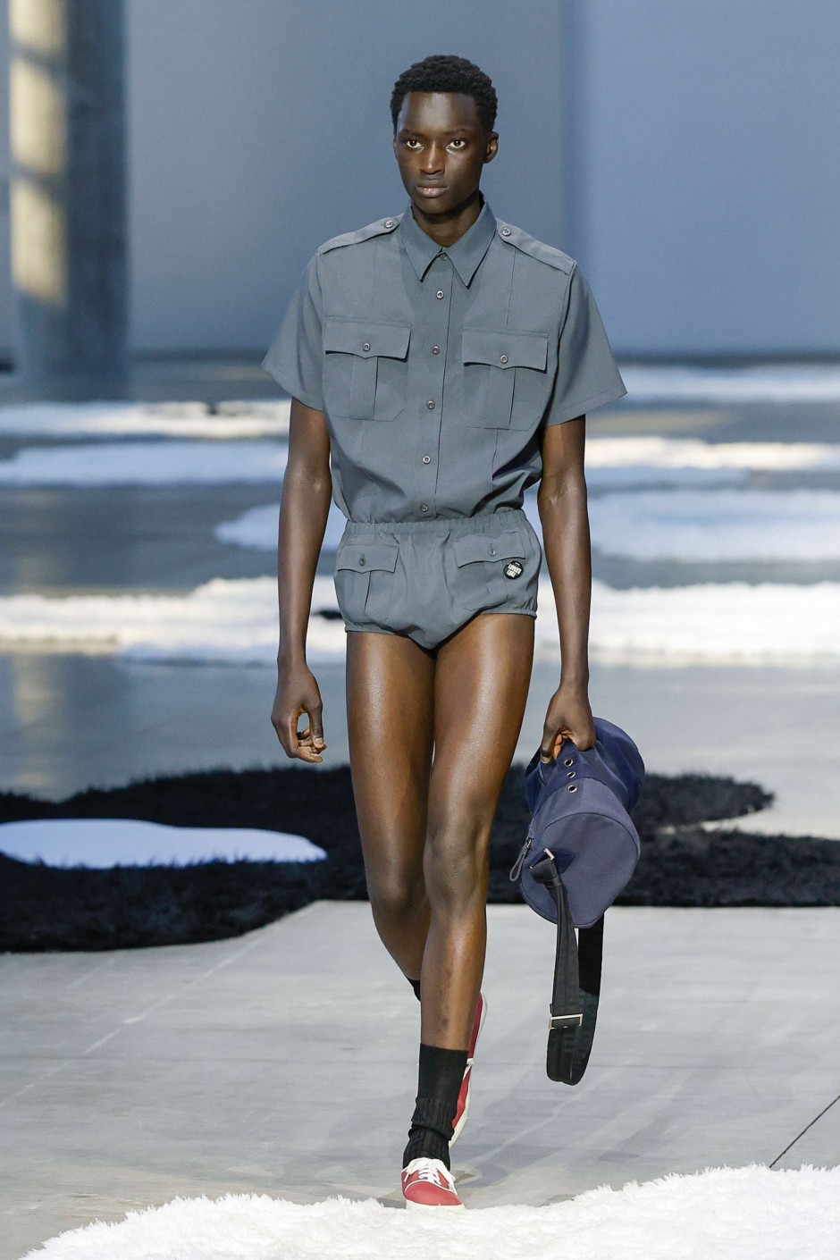 Neden Prada, Son Erkek Koleksiyonunda Pantolonsuzluğa Gitti?