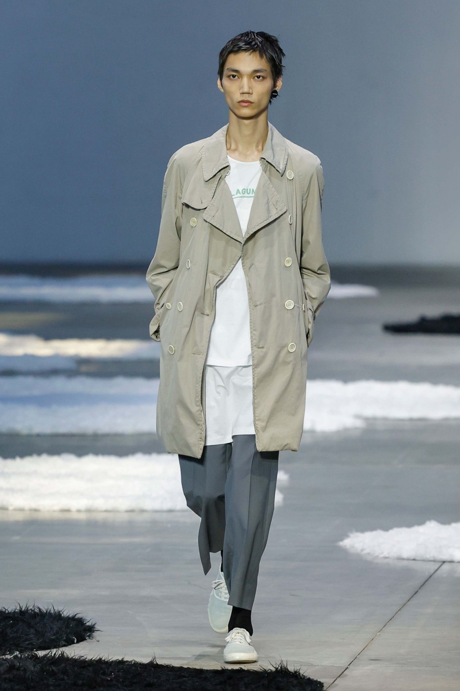 Neden Prada, Son Erkek Koleksiyonunda Pantolonsuzluğa Gitti?