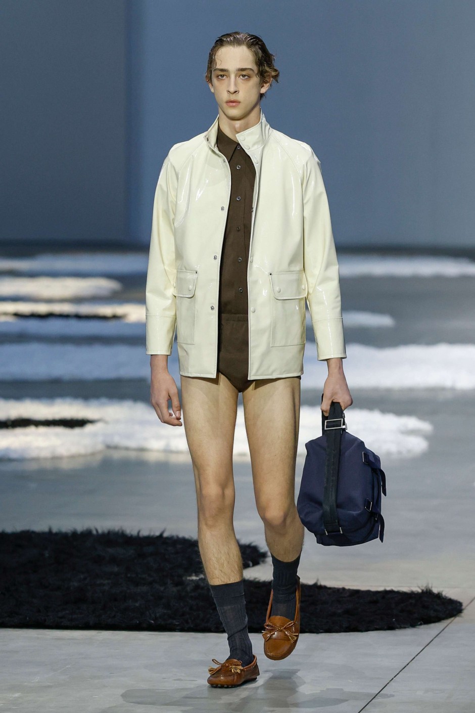 Neden Prada, Son Erkek Koleksiyonunda Pantolonsuzluğa Gitti?