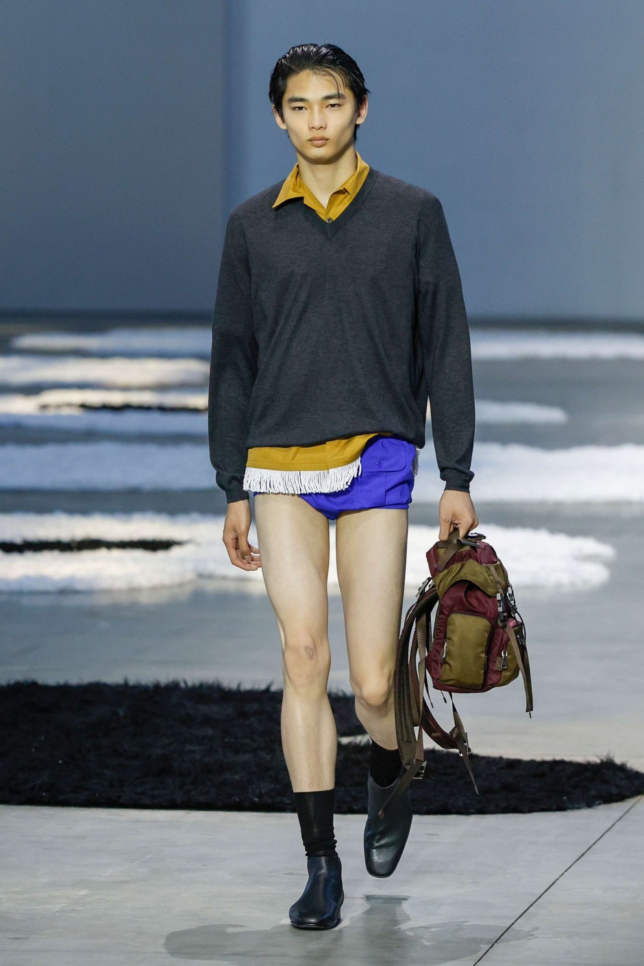 Neden Prada, Son Erkek Koleksiyonunda Pantolonsuzluğa Gitti?