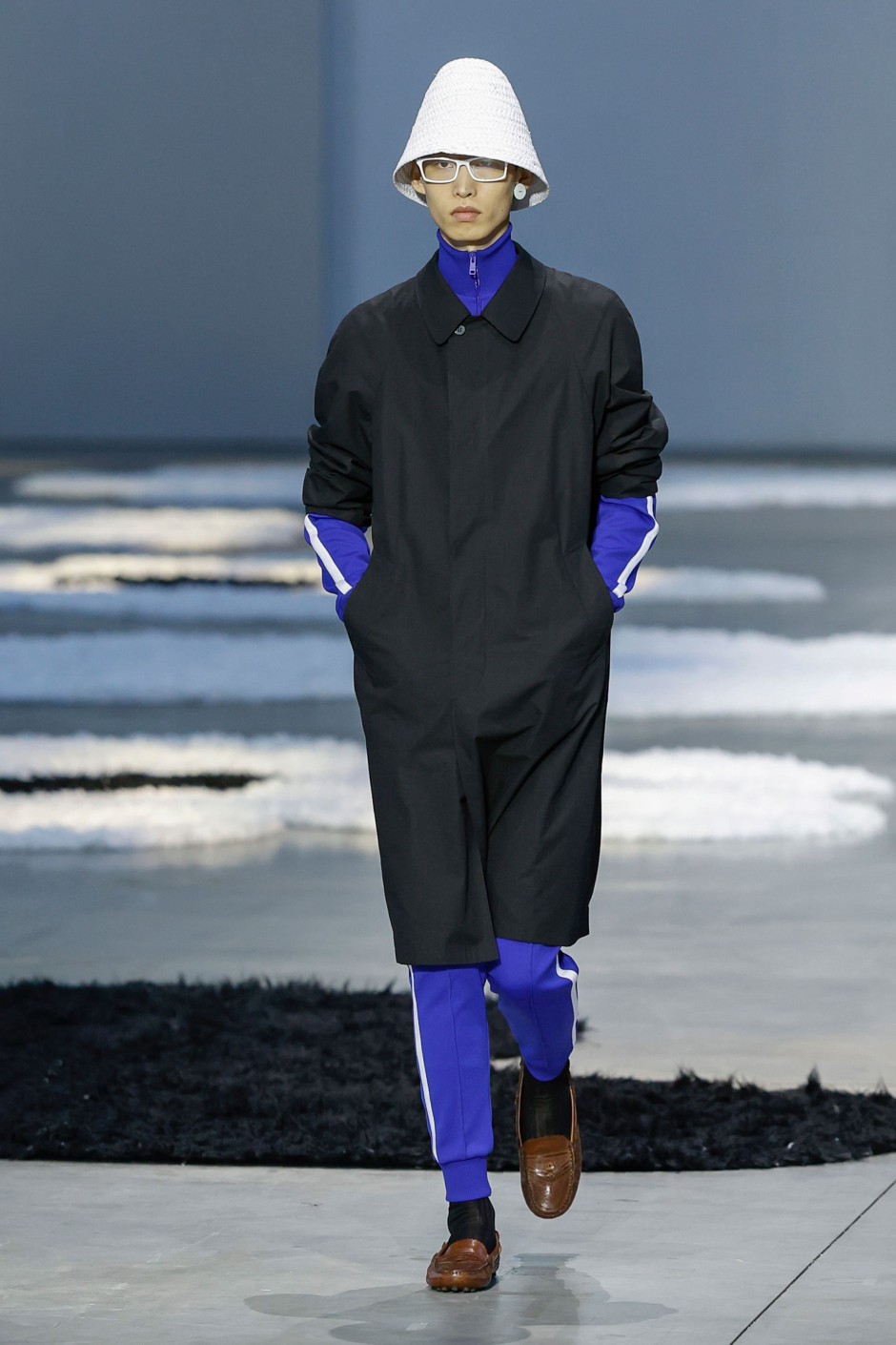 Neden Prada, Son Erkek Koleksiyonunda Pantolonsuzluğa Gitti?