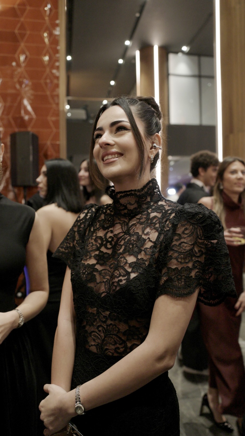 Sahne Arkasında İletişim, Sahne Önünde Işıltı: GQ MOTY 2025’te Kulaklığın Yeni Formu