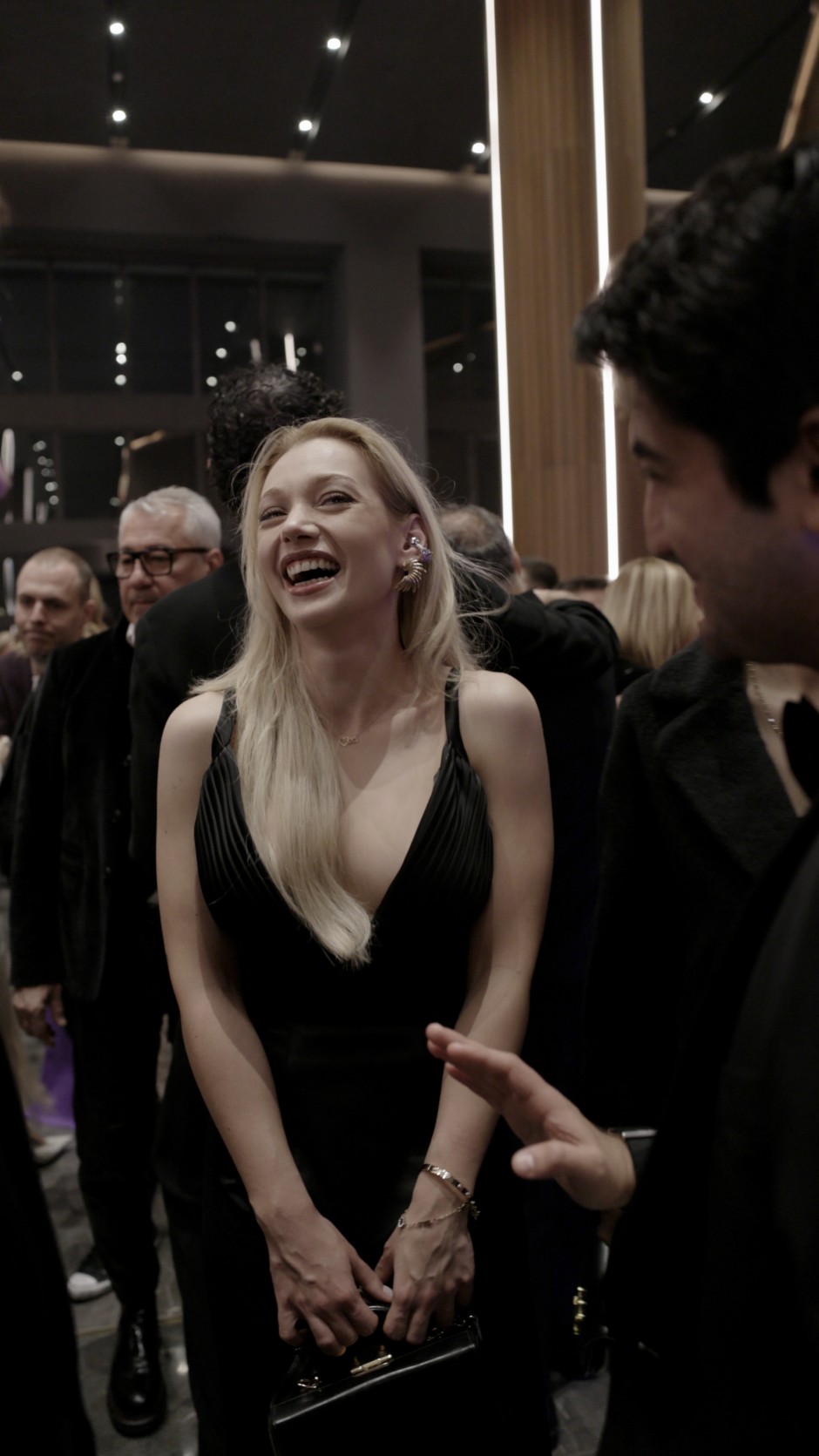 Sahne Arkasında İletişim, Sahne Önünde Işıltı: GQ MOTY 2025’te Kulaklığın Yeni Formu