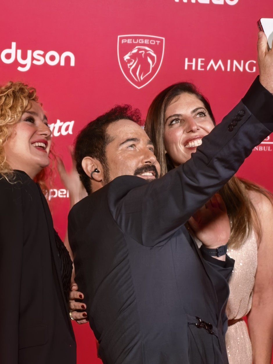 Sahne Arkasında İletişim, Sahne Önünde Işıltı: GQ MOTY 2025’te Kulaklığın Yeni Formu