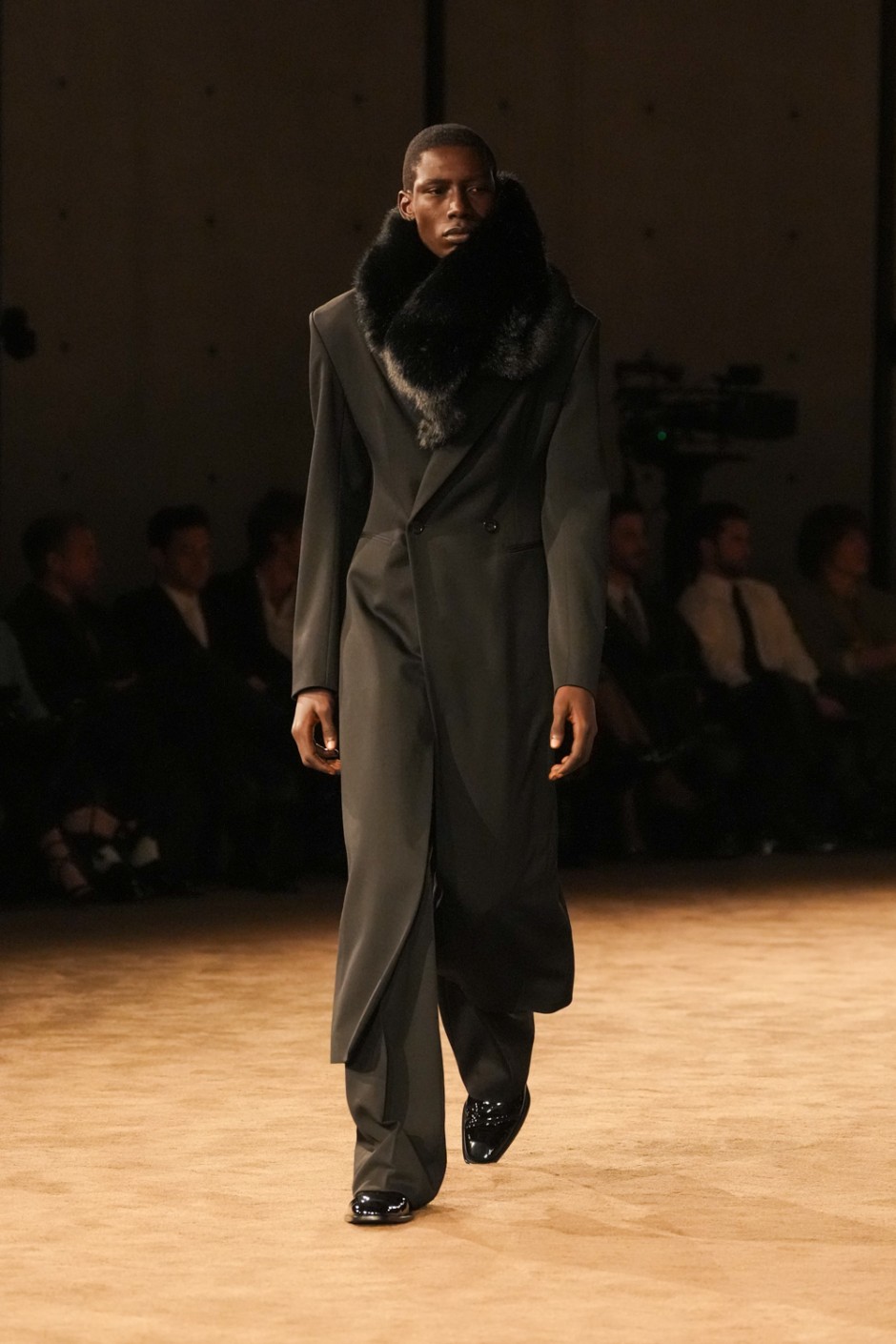 Paris Erkek Moda Haftası: Saint Laurent Kış 2026 Erkek Giyim Koleksiyonu