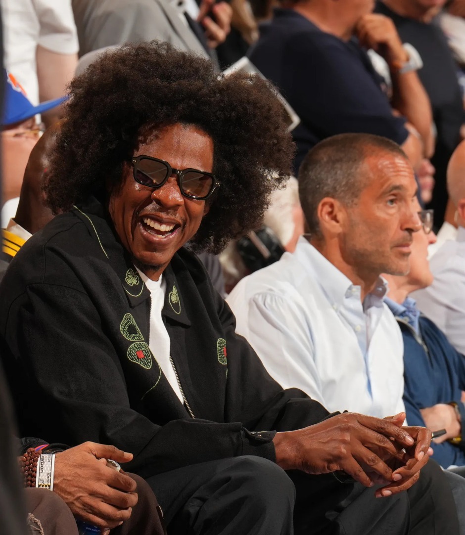 Jay-Z'nin doğal afro saç modeliyle tribünde görüntülendiği kare.