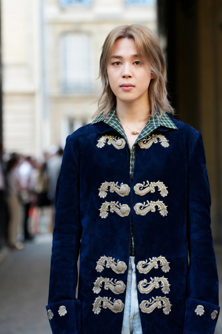 BTS üyesi Jimin'in soft punk saç modeliyle Paris Moda Haftası'ndaki görünümü.