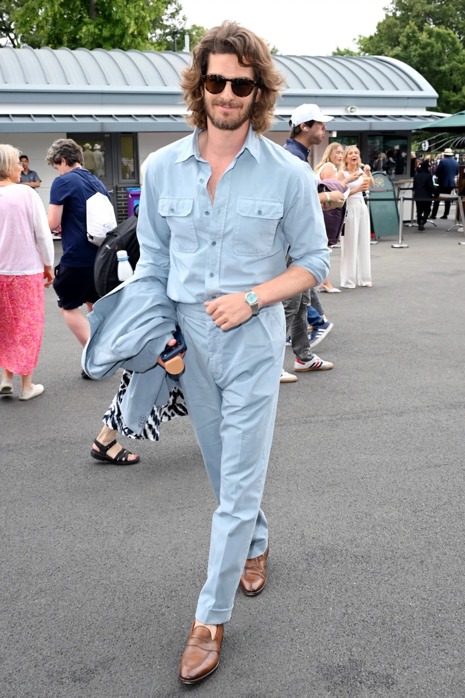 Andrew Garfield'ın uzun katlı shag saç modeliyle Wimbledon'daki stili.