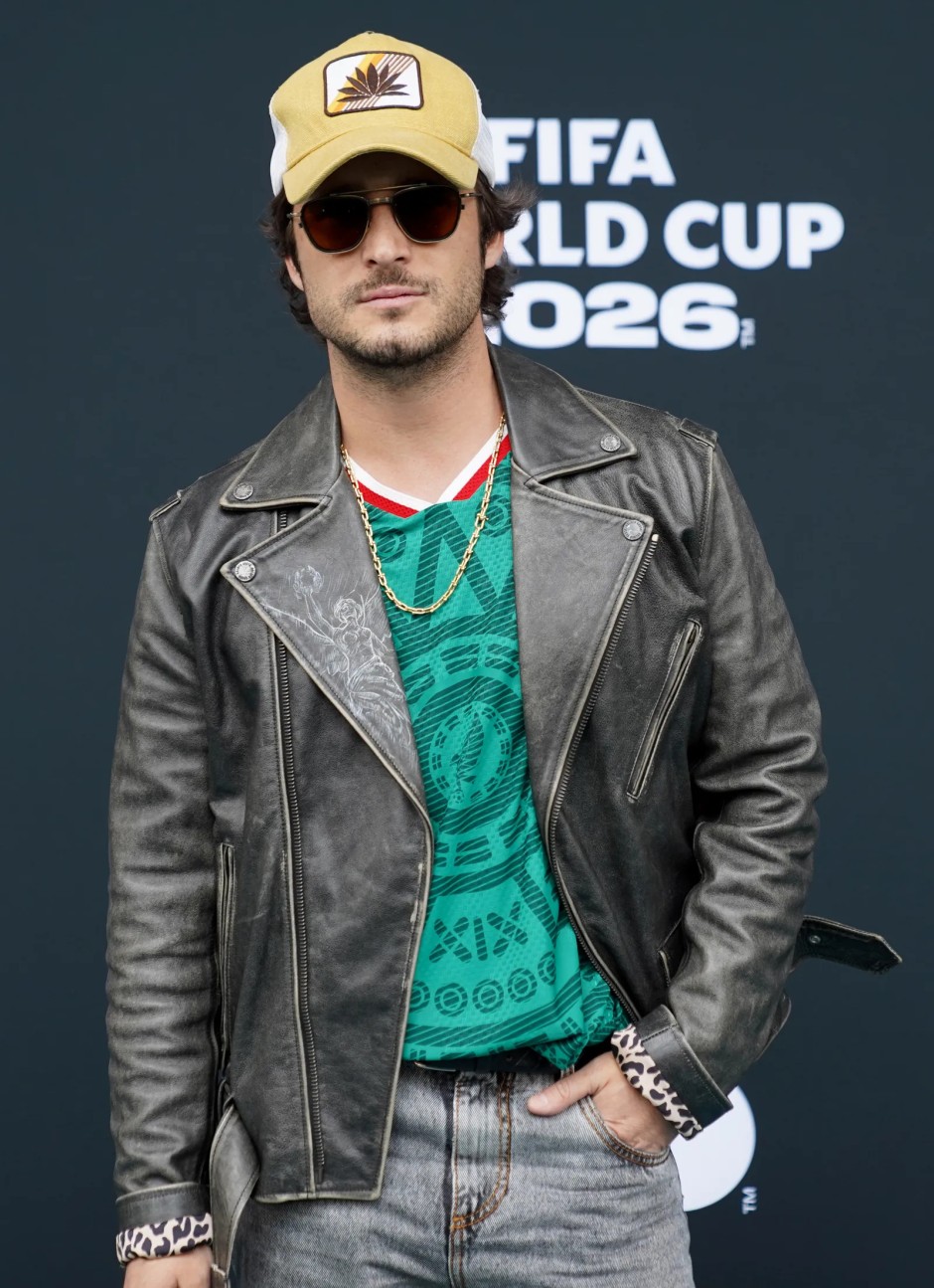 Diego Boneta, Meksika Milli Takımı formasını deri biker ceket, trucker şapka ve kot pantolonla kombinleyerek poz veriyor.