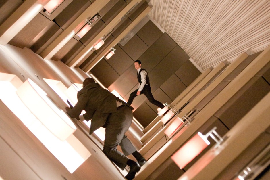 Christopher Nolan'ın Inception (2010) filminden bir sahne; otelin dönen koridorunda yerçekimine meydan okuyan iki karakter mücadele ediyor.